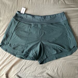 NWT Outdoor Voices hudson 4” short in evergreen